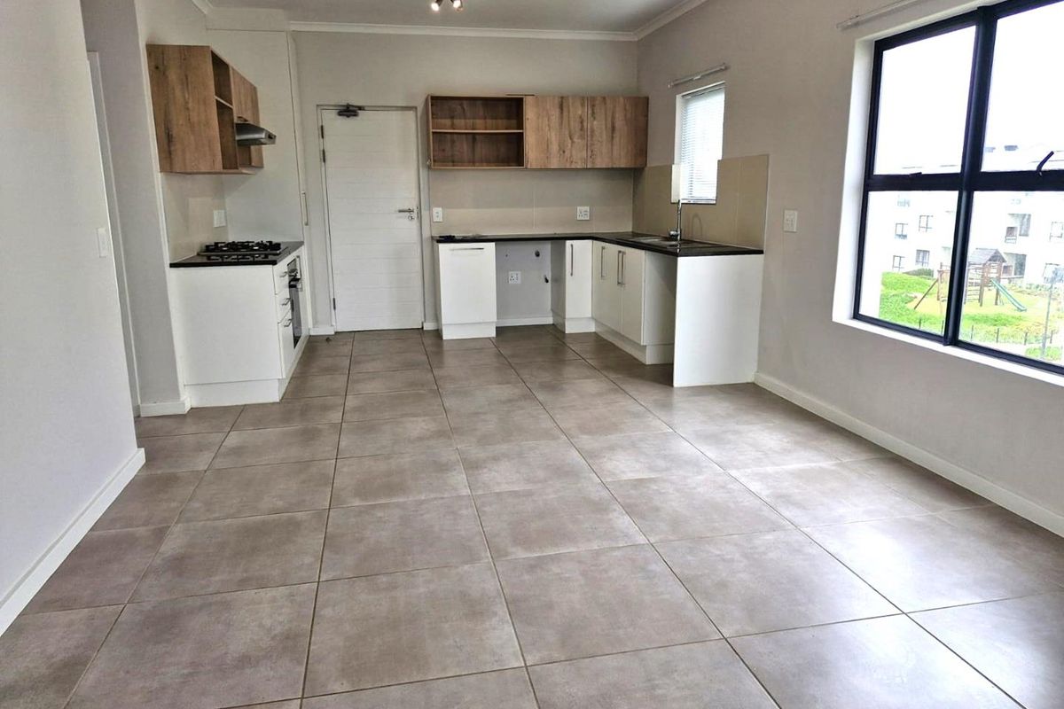 Sunny spacious two bedroom two bathroom first floor apartment - Photo 2