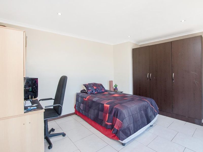 Lovely 3 bedroom 2 bathroom duplex unit for sale in Silverfields Krugersdrop - Photo 9