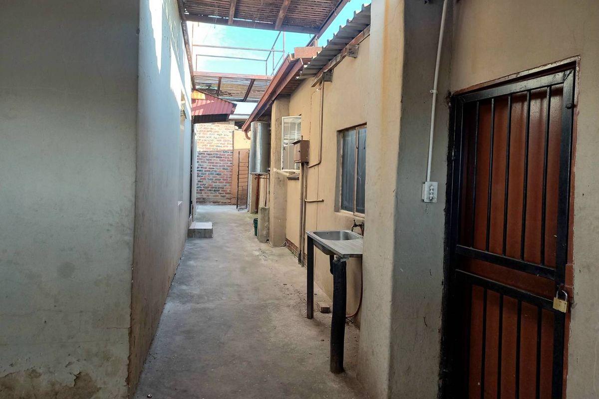 11 bedroom house for sale in Atteridgeville - Photo 4