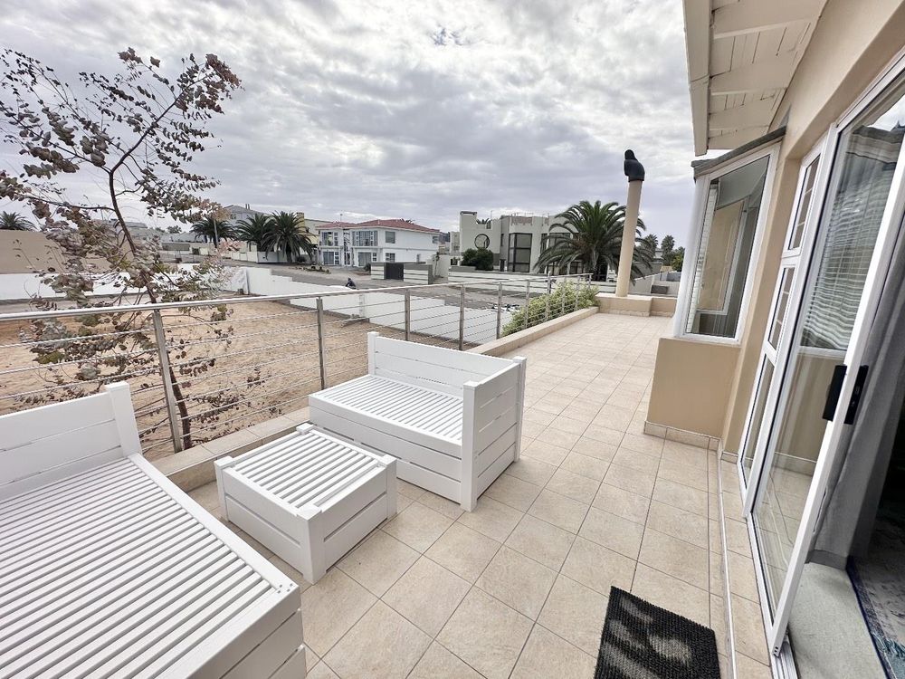 Top veranda shared between 2 bedrooms