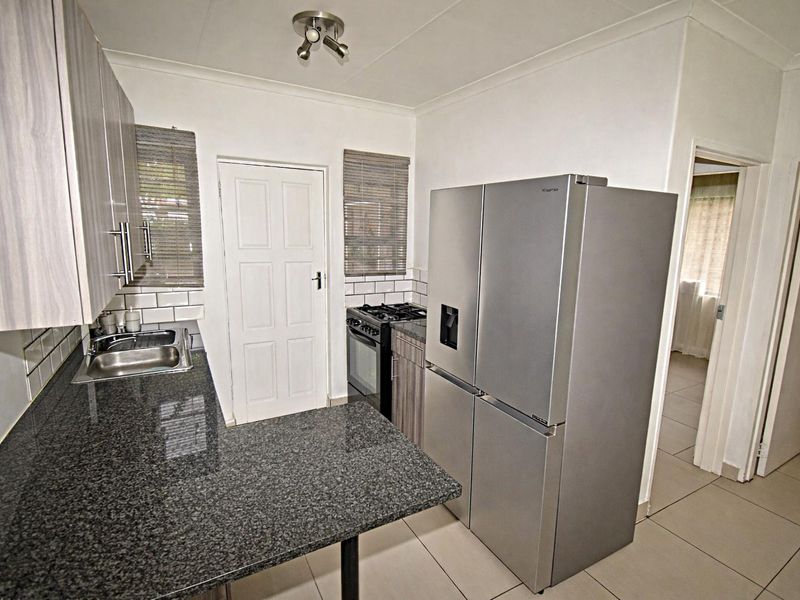 Pet-Friendly 3-Bedroom Simplex Townhouse - Photo 8