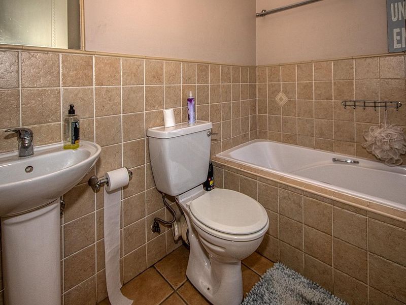 3 Bedroom Meyersig Estate Corner duplex! - Photo 10