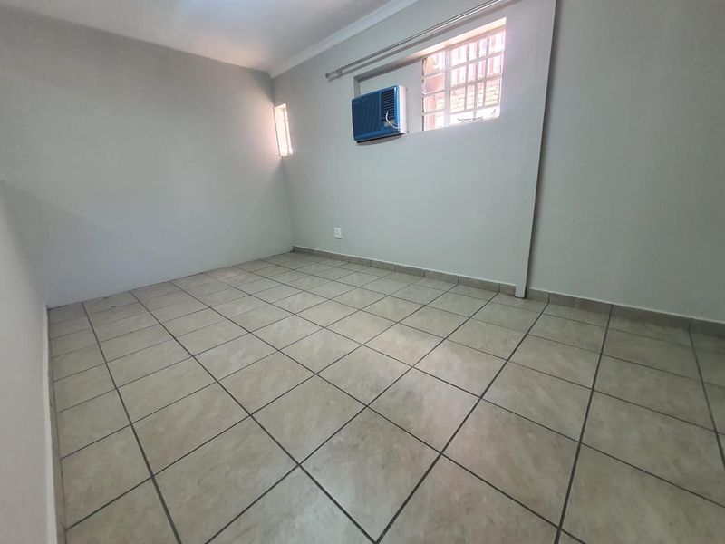 Neat Newly Painted Factory To Let - Photo 6