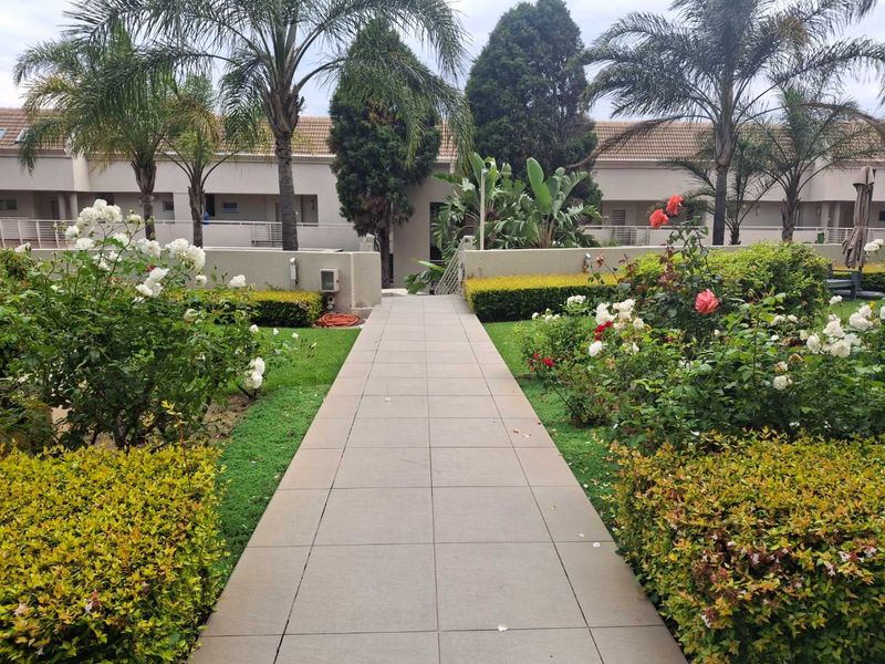 A LUXURIOUS THREE BEDROOM FURNISHED APARTMENT - Photo 4