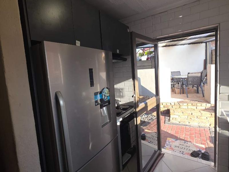 Luxury 3-Bedroom home with modern finishes for sale in Mahube Valley, - Photo 10