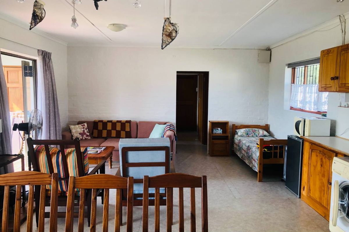 Charming Country-Style Retreat - Photo 2