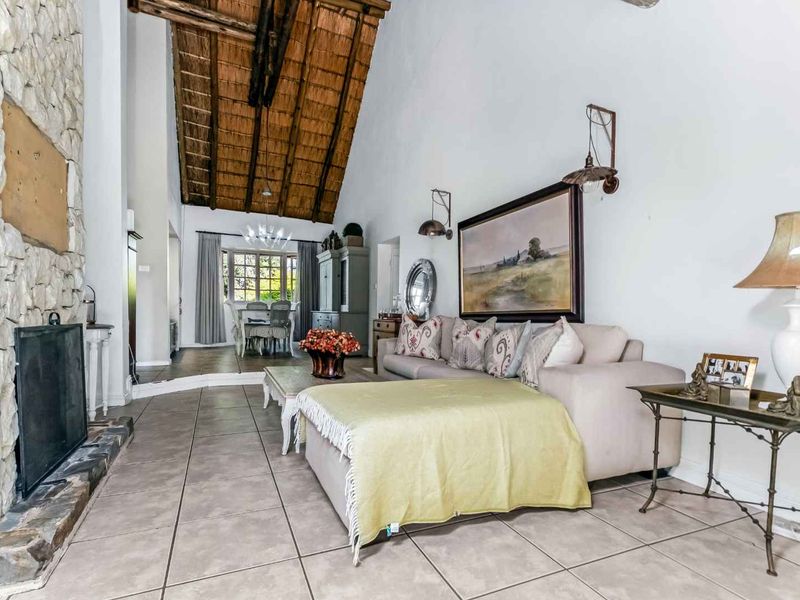 A FABULOUS FEELING FAMILY HOME, SITUATED IN A PRIME LOCATION IN THE QUiET PART OF DOUGLASDALE - Photo 5