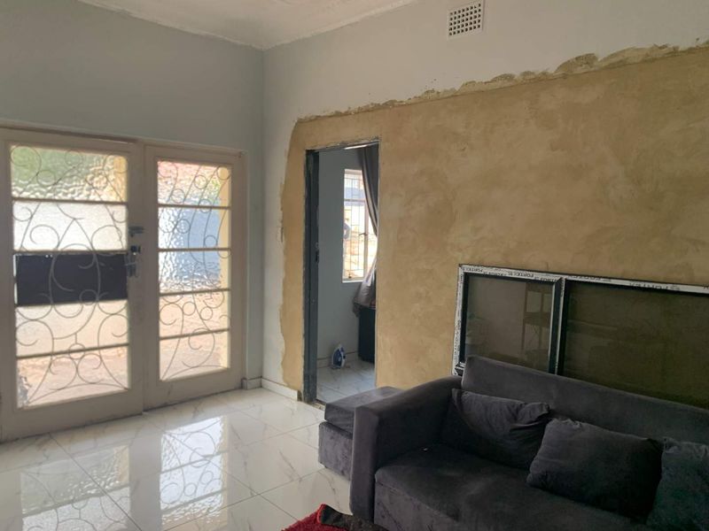 For Sale: Spacious 5-Bedroom House in Quiet Rosettenville Street - Photo 2
