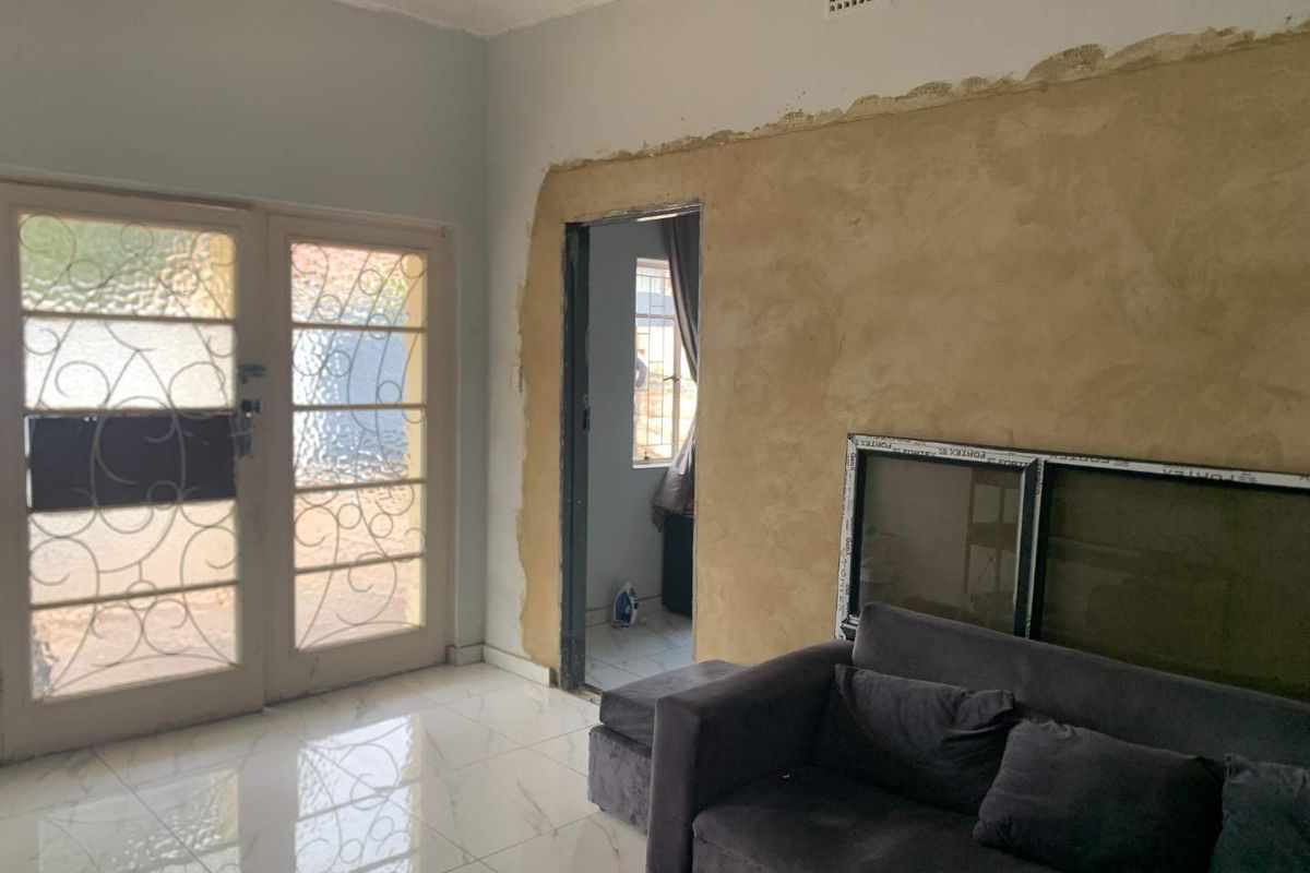 For Sale: Spacious 5-Bedroom House in Quiet Rosettenville Street - Photo 2