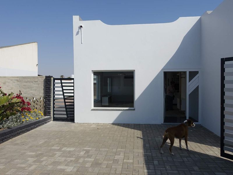 LUXURIOUS RENOVATED HOUSE PLUS COTTAGE ON LARGE ERF - Photo 2