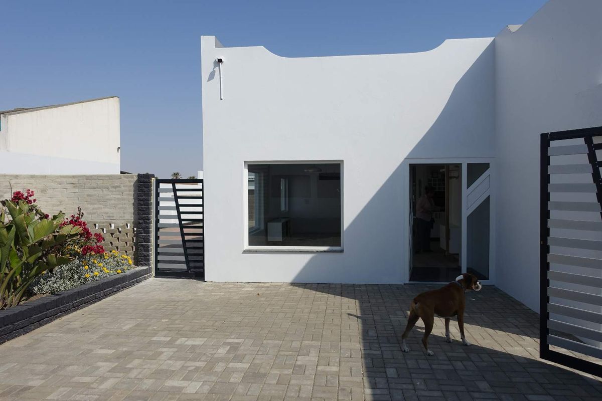 LUXURIOUS RENOVATED HOUSE PLUS COTTAGE ON LARGE ERF - Photo 2