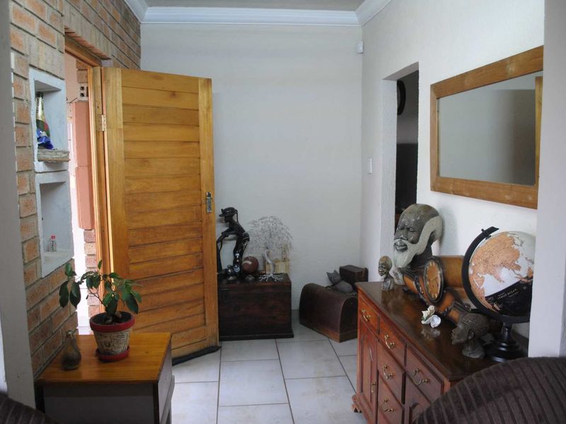 Lovely Family Home Spacious yard with pool fully Backup Generator and  6.7kva battery system - Photo 9
