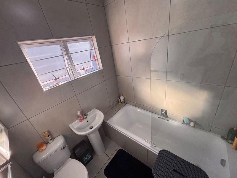 2 Bedroom Townhouse for Rent in Kloof - Photo 4