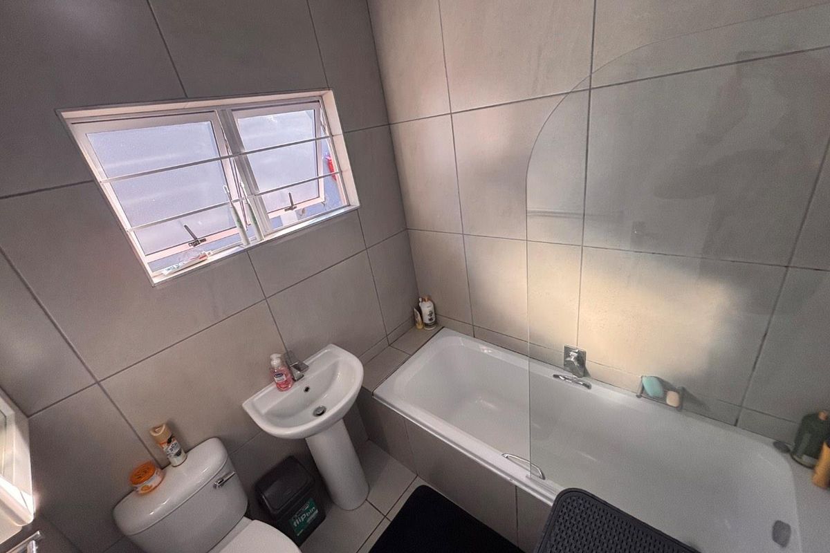2 Bedroom Townhouse for Rent in Kloof - Photo 4