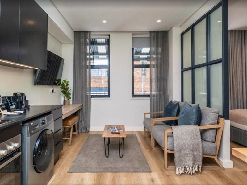 Stylish Fully Furnished 1-Bedroom Apartment in the Heart of Cape Town CBD - Photo 10