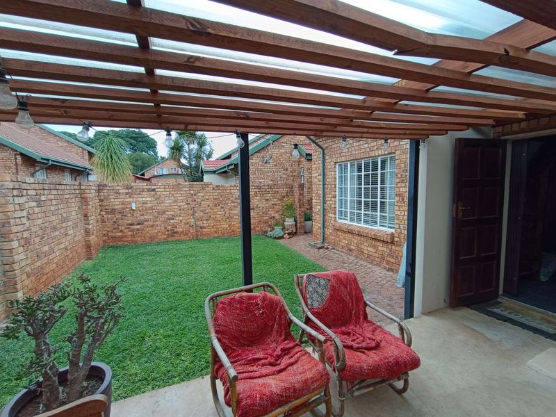 CLUBVIEW - 3 BEDROOMS - 2 FULL BATHROOMS - 2 LOCK-UP GARAGES - Photo 5