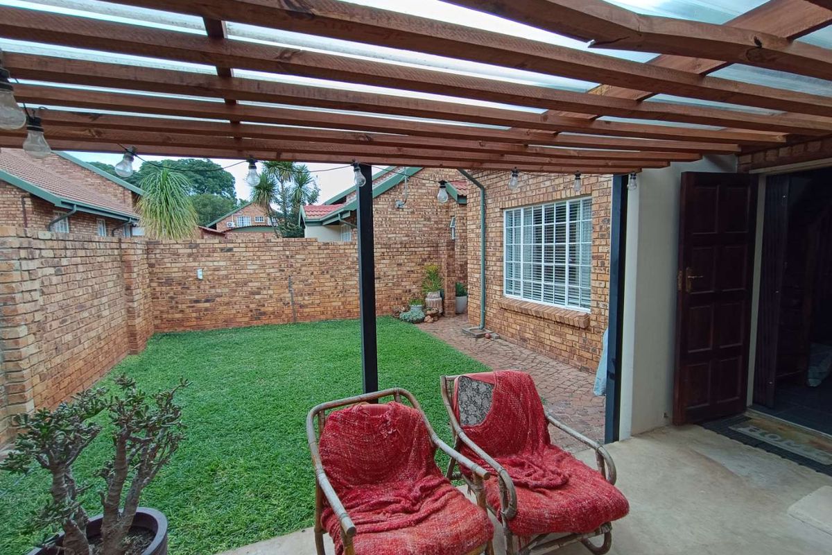 CLUBVIEW - 3 BEDROOMS - 2 FULL BATHROOMS - 2 LOCK-UP GARAGES - Photo 5