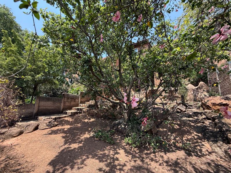 Elegant 3-Bedroom Duplex Showcasing Modern Comforts and Stunning Views - Photo 3