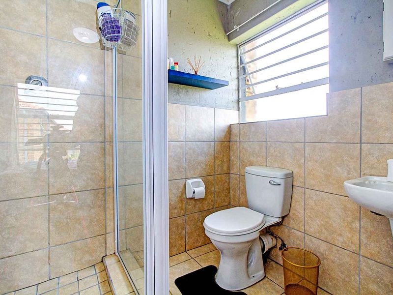 Prime Location: Chic Apartment with En-Suite & Outdoor Braai! - Photo 9