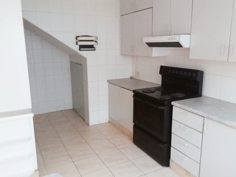 Spacious, Secure & Family-Friendly Townhouse in the Heart of Fairlands – R1 350 000 - Photo 7