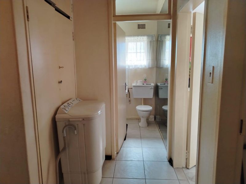 Charming Gem in South Hills - Photo 6