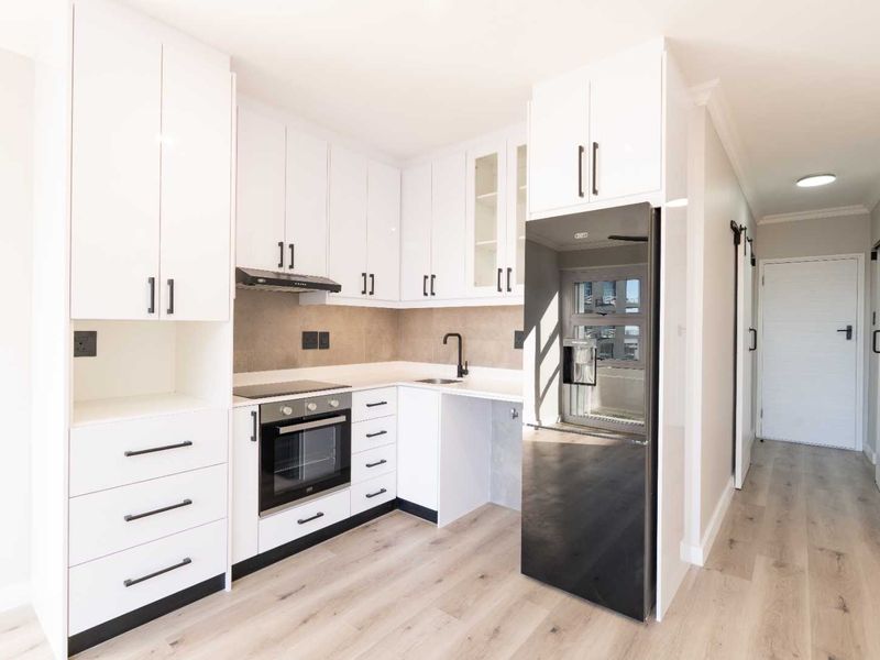 Chic City Pad: Stylish Living Near V&A Waterfront - Photo 3