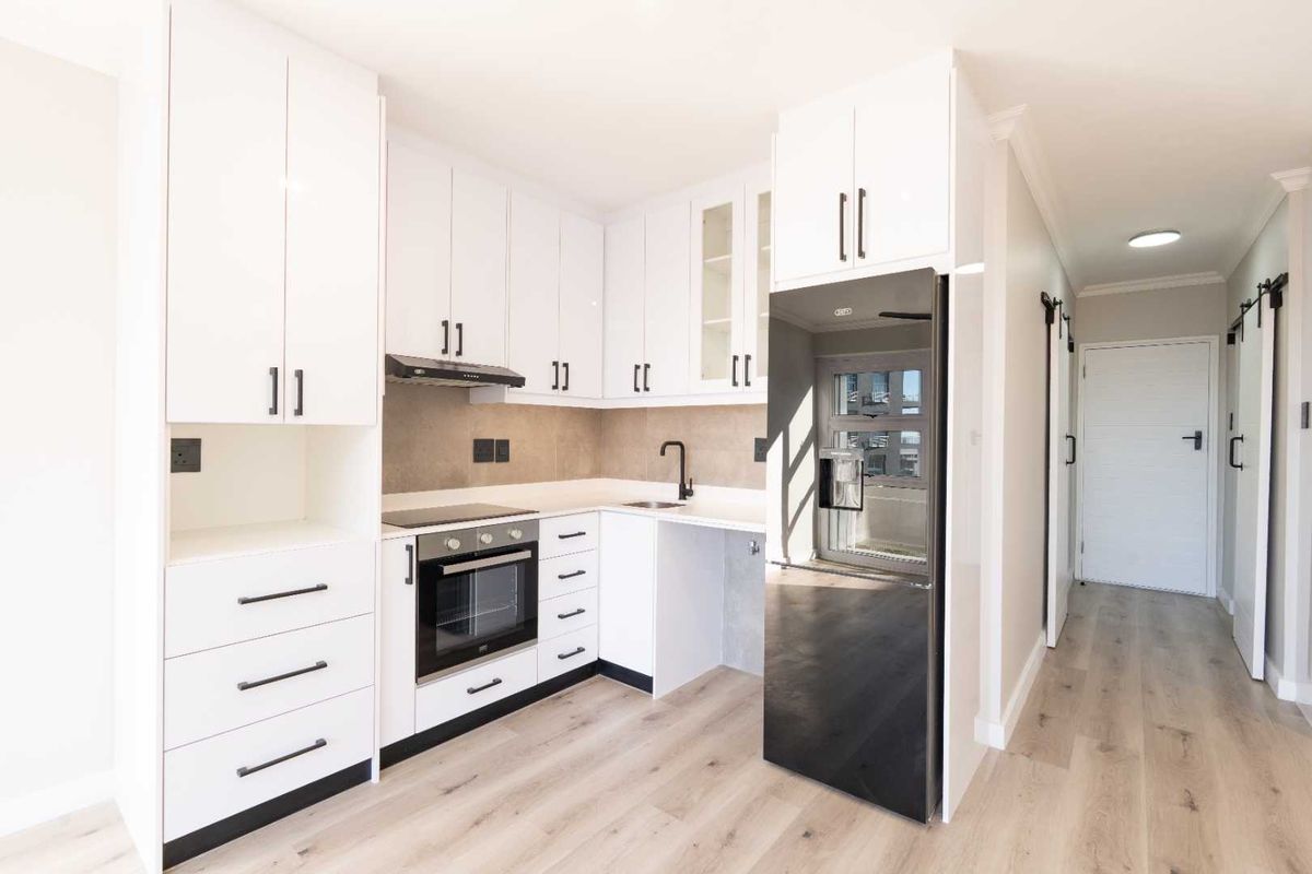 Chic City Pad: Stylish Living Near V&A Waterfront - Photo 3