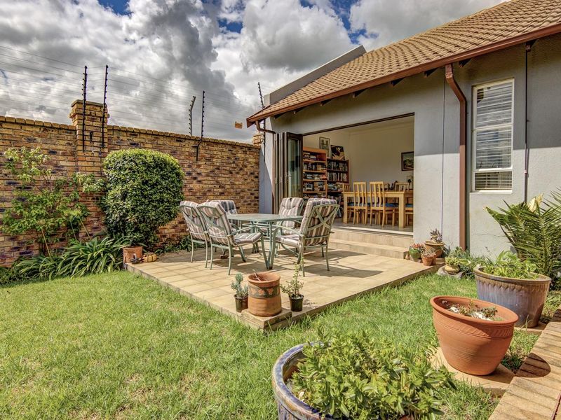 NEAT and SECURE CLUSTER - PET FRIENDLY - Photo 3