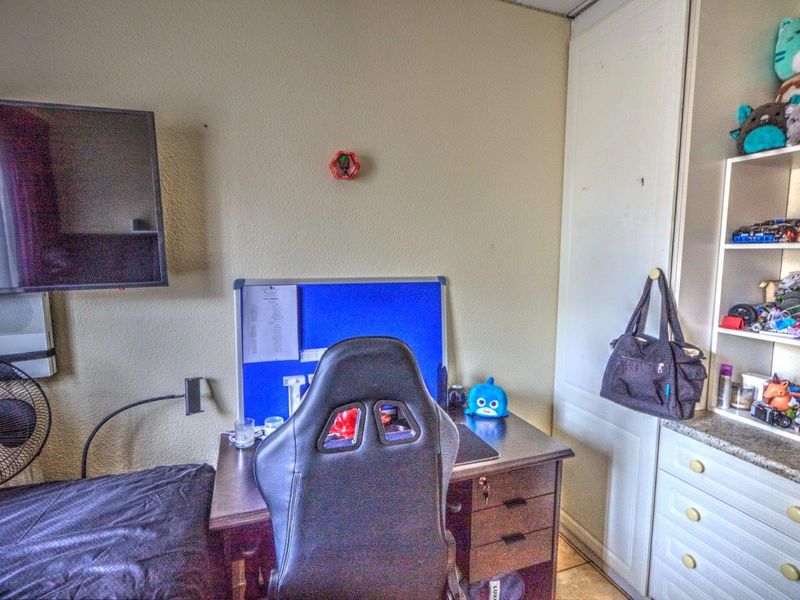 Neat Ground Floor Townhouse in Secure Boomed Area - Photo 7