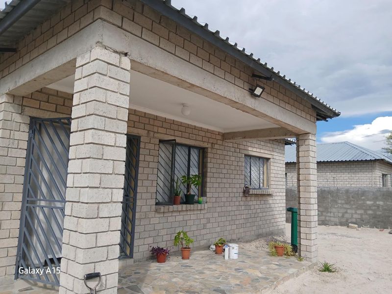 Buy a 3 bedroom house in Ondangwa, Extension 2, Selling at N$ 800 000 excluding costs. Erf size 450 square meters 3 bedrooms, master bedroom with ensuite  Open - Photo 4
