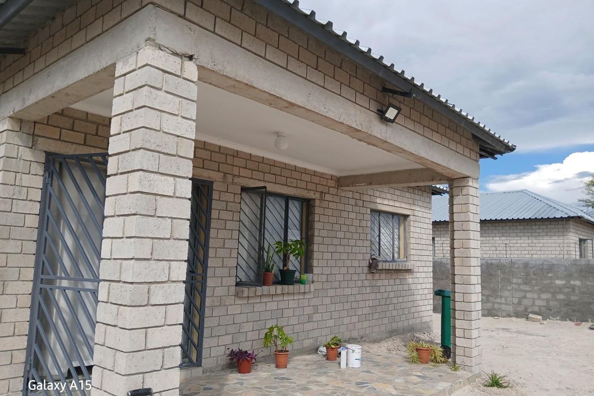 Buy a 3 bedroom house in Ondangwa, Extension 2, Selling at N$ 800 000 excluding costs. Erf size 450 square meters 3 bedrooms, master bedroom with ensuite  Open - Photo 4