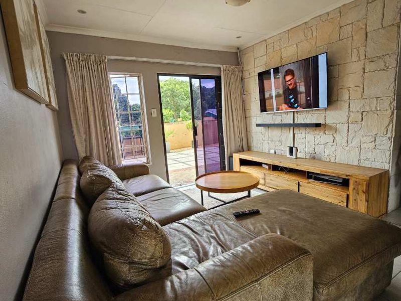 2 bedroom town house in the heart of Eldorette - Photo 5