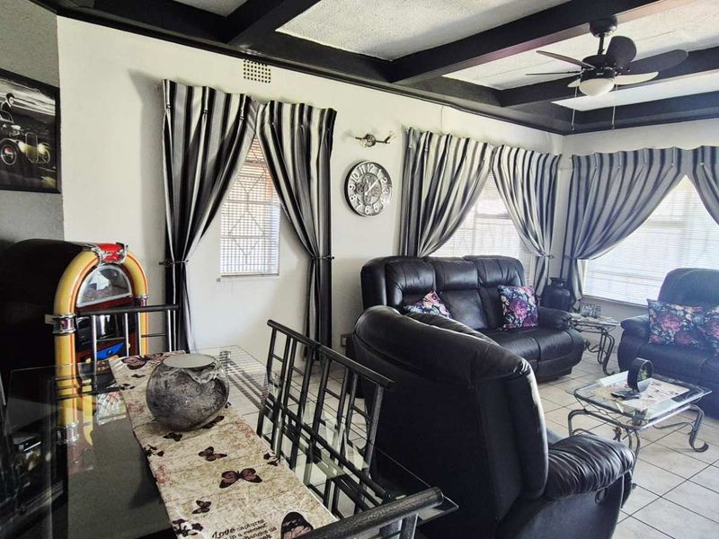 Stunning 4 bedroom property - Neat as a pin - Photo 6