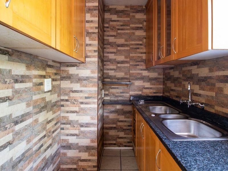 Charming 2-Bedroom Ground Floor Unit: Style and Comfort Await! - Photo 6