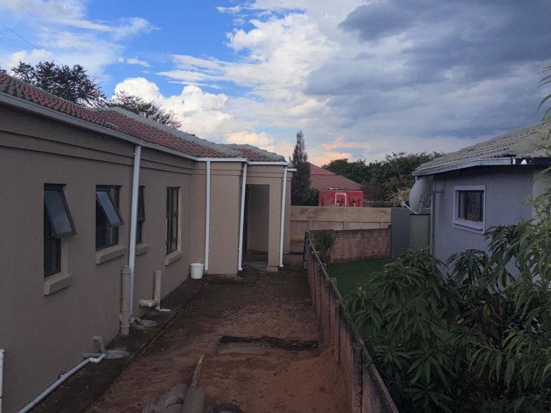 SPACIOUS 3 BEDROOM HOME - Photo 3