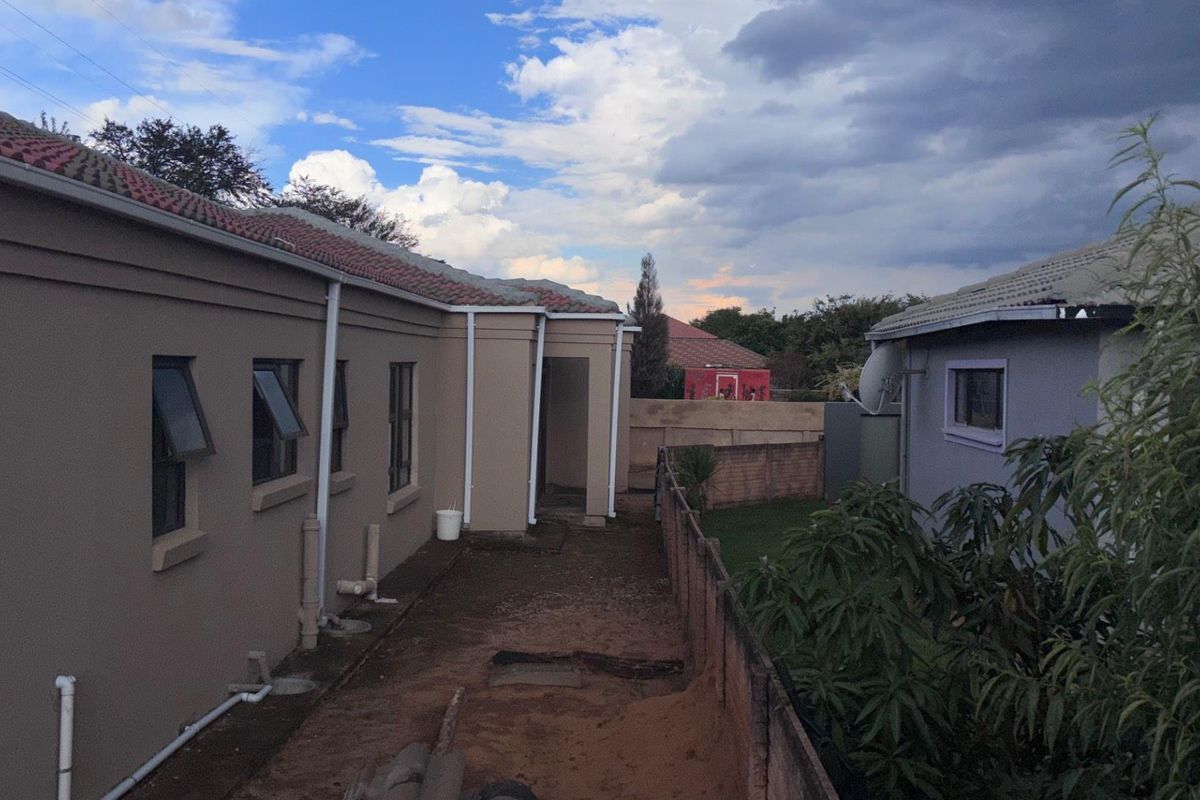 SPACIOUS 3 BEDROOM HOME - Photo 3