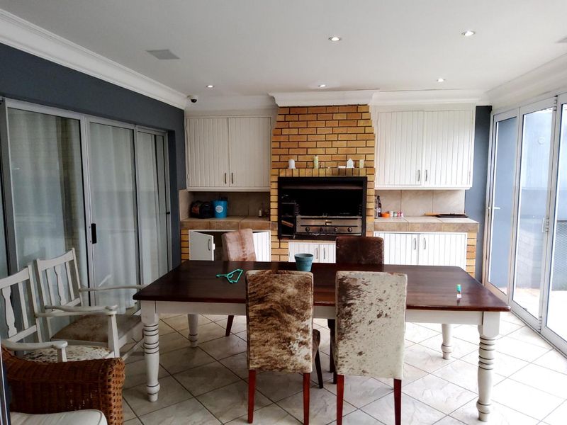 ***Exquisite Family Home in Quiet Neighborhood** - Photo 4