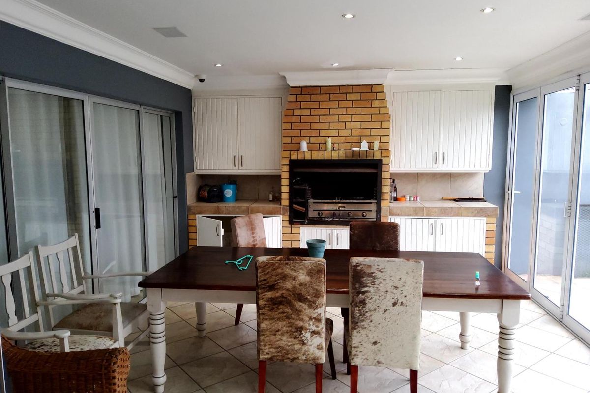 ***Exquisite Family Home in Quiet Neighborhood** - Photo 4