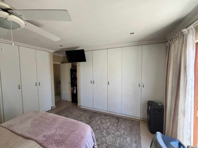 VERY SPACIOUS WITH SERVANTS QUARTERS - Photo 4