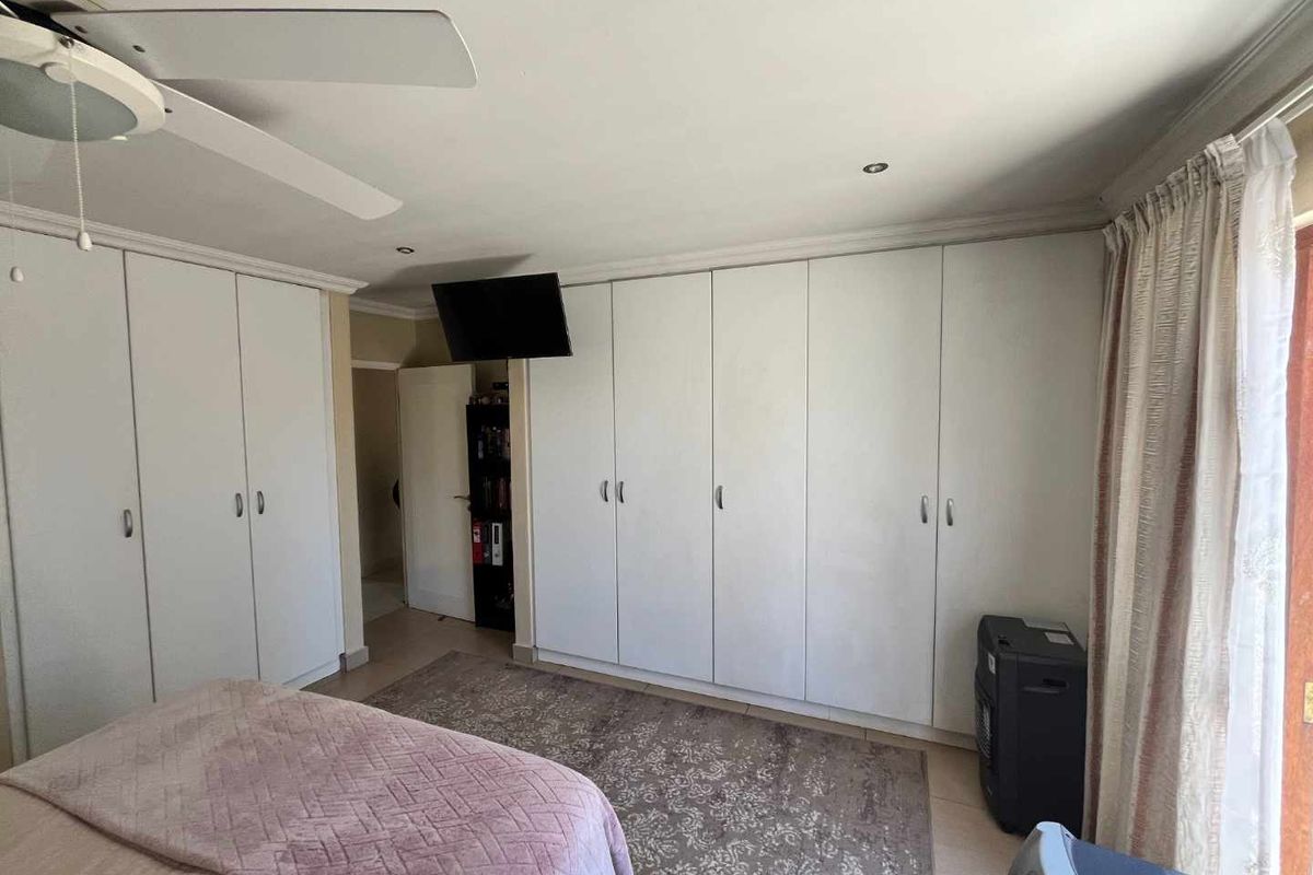 VERY SPACIOUS WITH SERVANTS QUARTERS - Photo 4