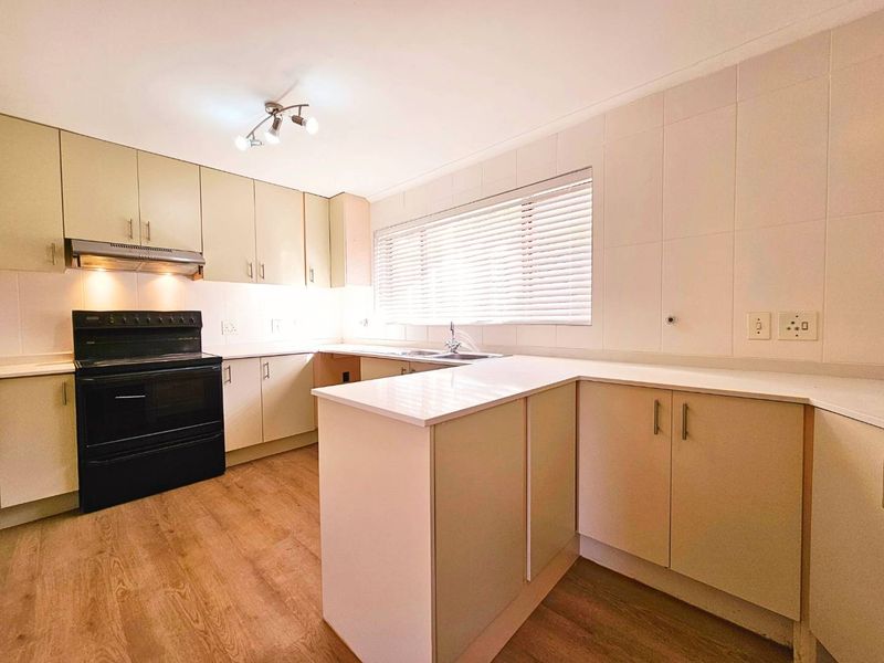 Elegant Family Home with Sweeping Sea Views in Sought-After Fish Hoek - Photo 4