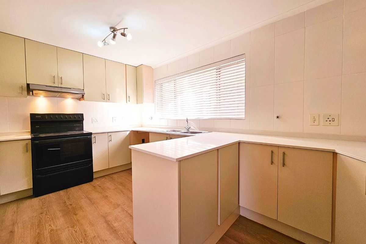 Elegant Family Home with Sweeping Sea Views in Sought-After Fish Hoek - Photo 4