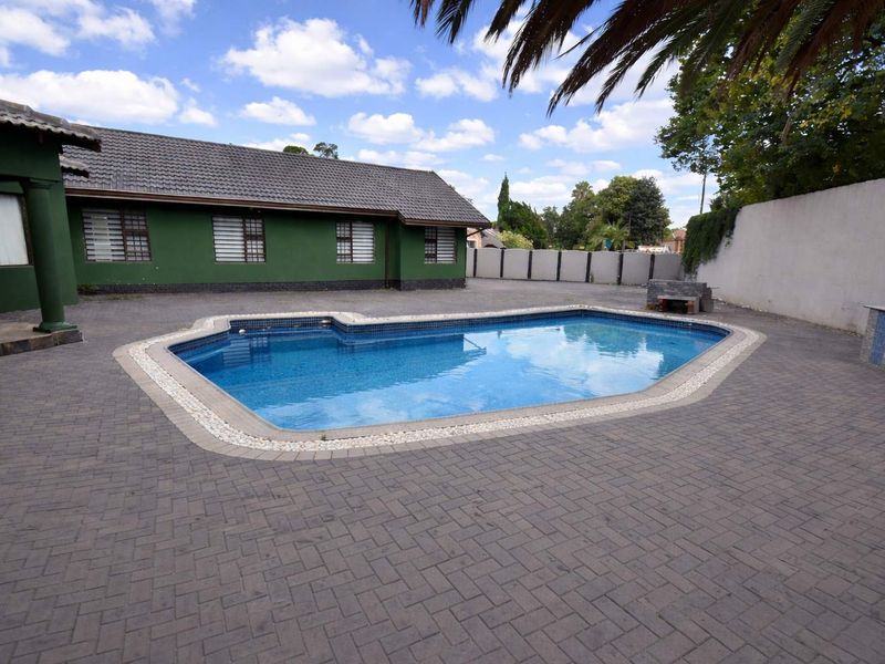 Spacious Family Home with Granny Flat and Pool - Photo 2