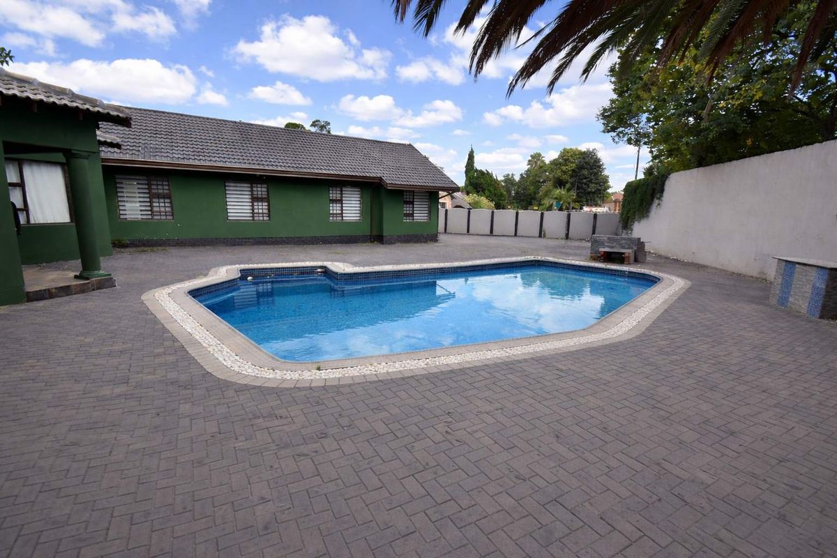 Spacious Family Home with Granny Flat and Pool - Photo 2