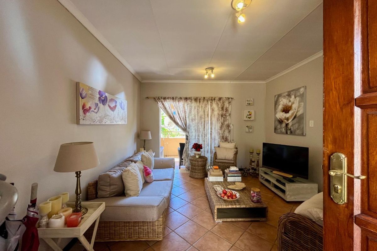 Charming Top-Stack Unit! - Photo 2