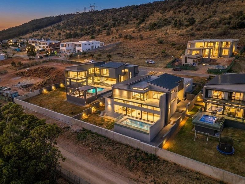 5 Bedroom Home - Defined by Distinction, Where Luxury Finds Perspective - Photo 2
