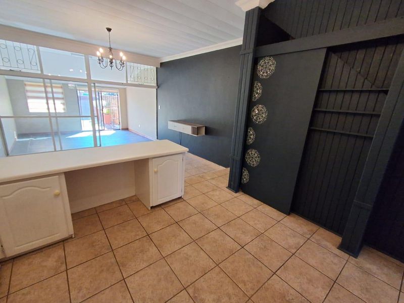 Spacious Renovated Duplex for Sale in Clubview. - Photo 10