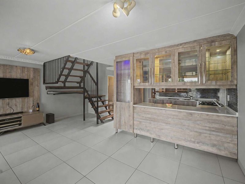 Three Bedroom townhouse in Annlin - Photo 8
