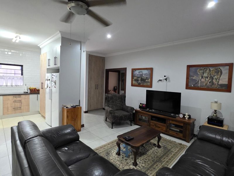 Neat 3 Bedroom Family Home in Gateway Manor - Photo 5