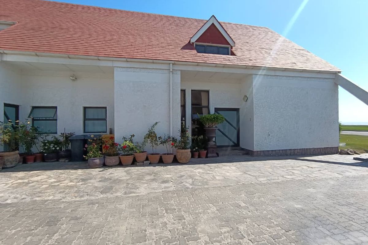 For Sale - Walvisbaai - Lagoon-Front Family Home - Photo 2